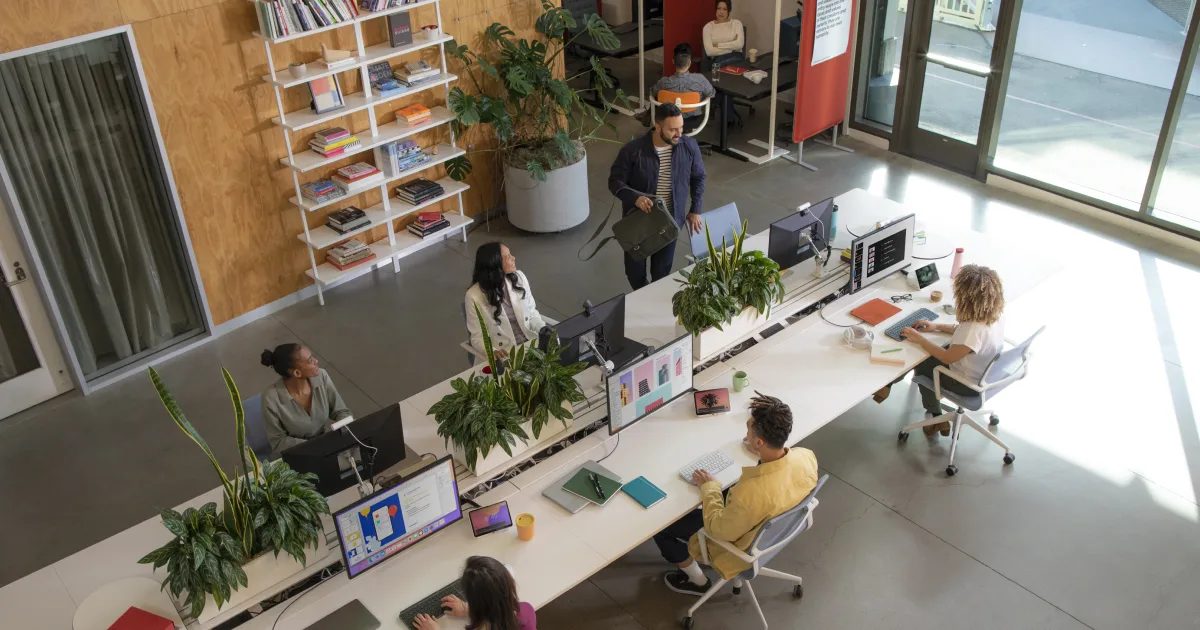 Aan het werk met laptop en telefoon