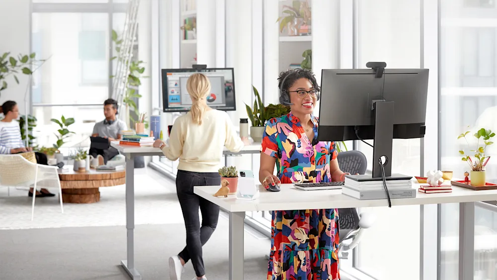 Werkplek met laptop en Teams-telefonie