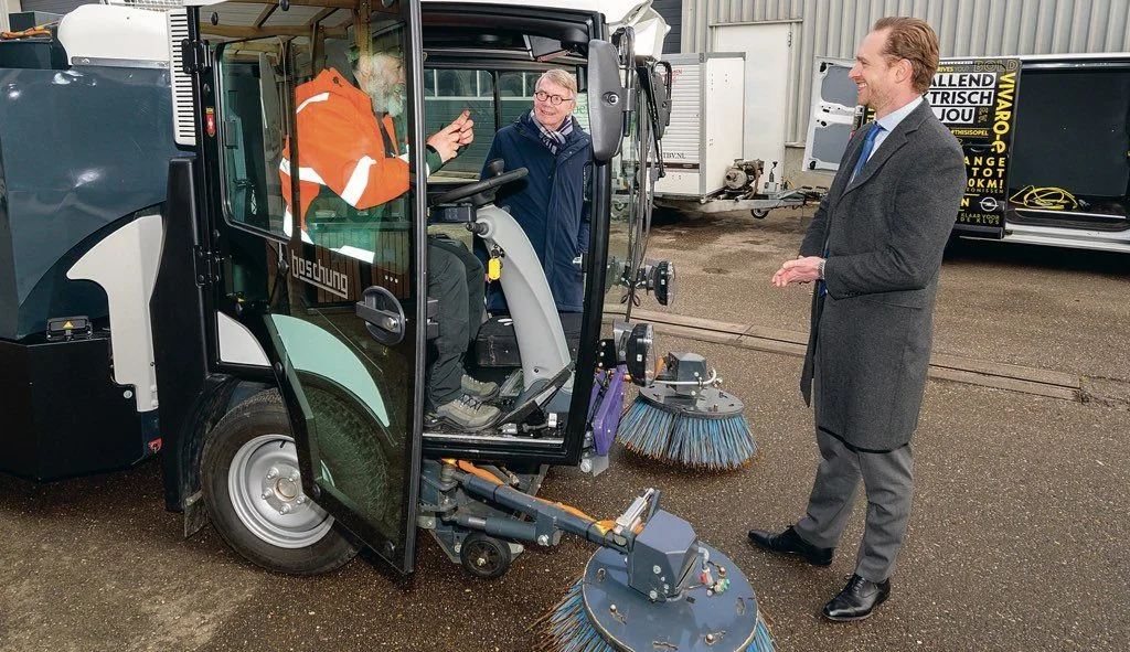 Veegmachine van Groen aannemingsbedrijf Punt