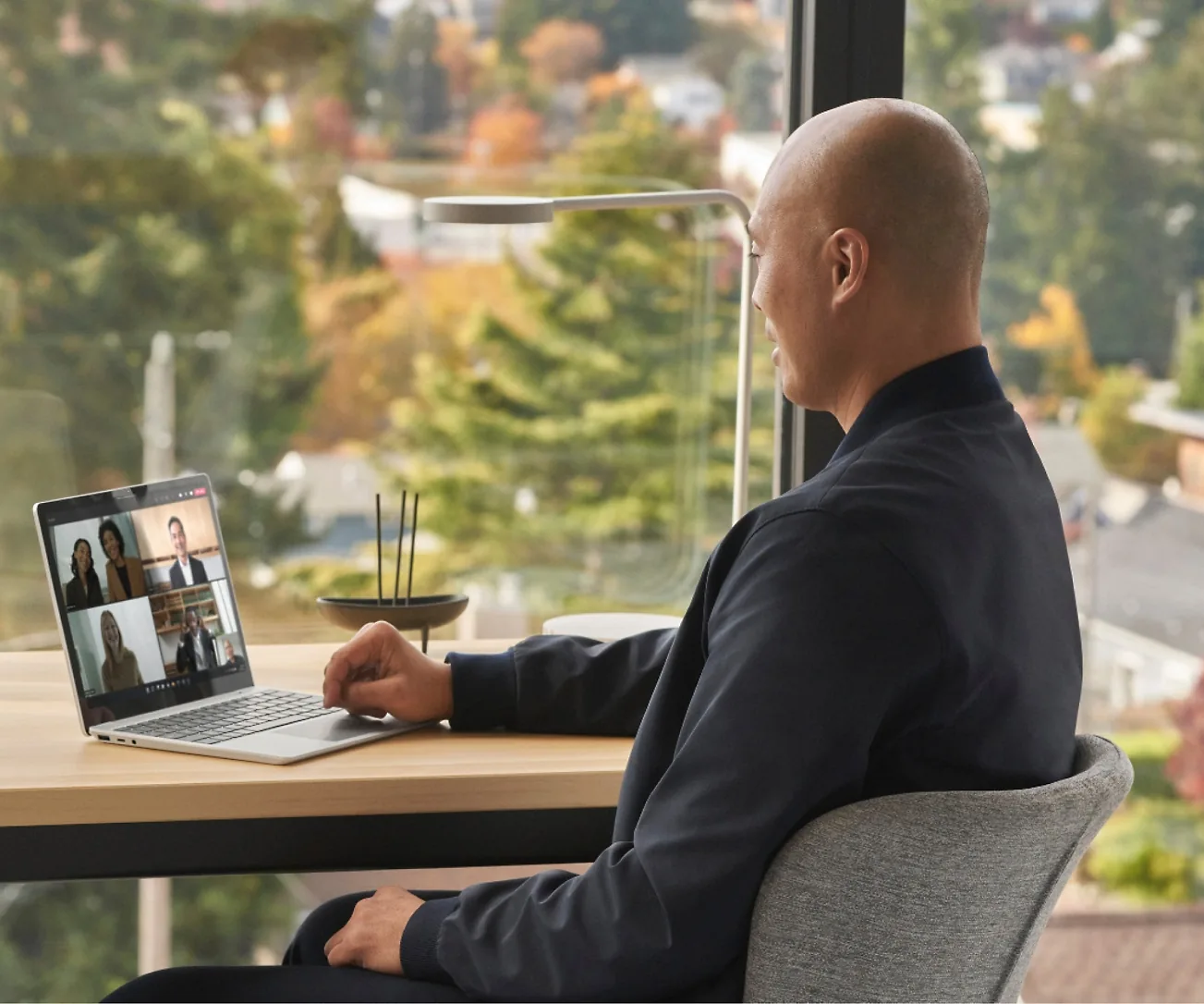 Medewerker in een Zoom-videogesprek met collega's vanaf zijn laptop