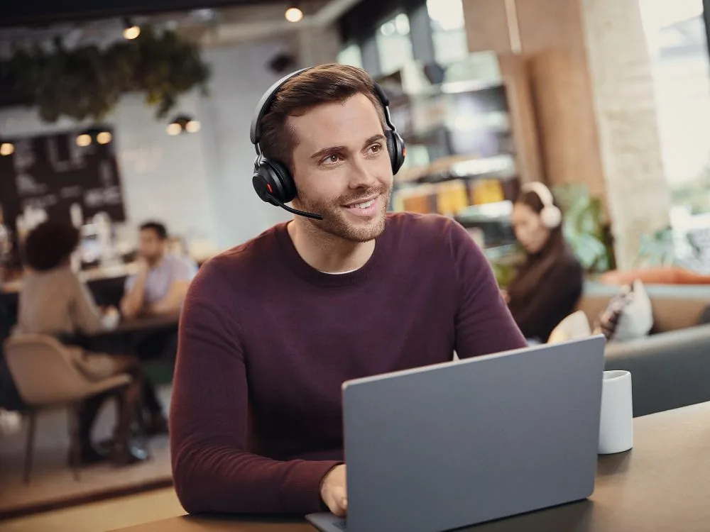 Medewerker met headset neemt doorverbonden klantgesprekken aan