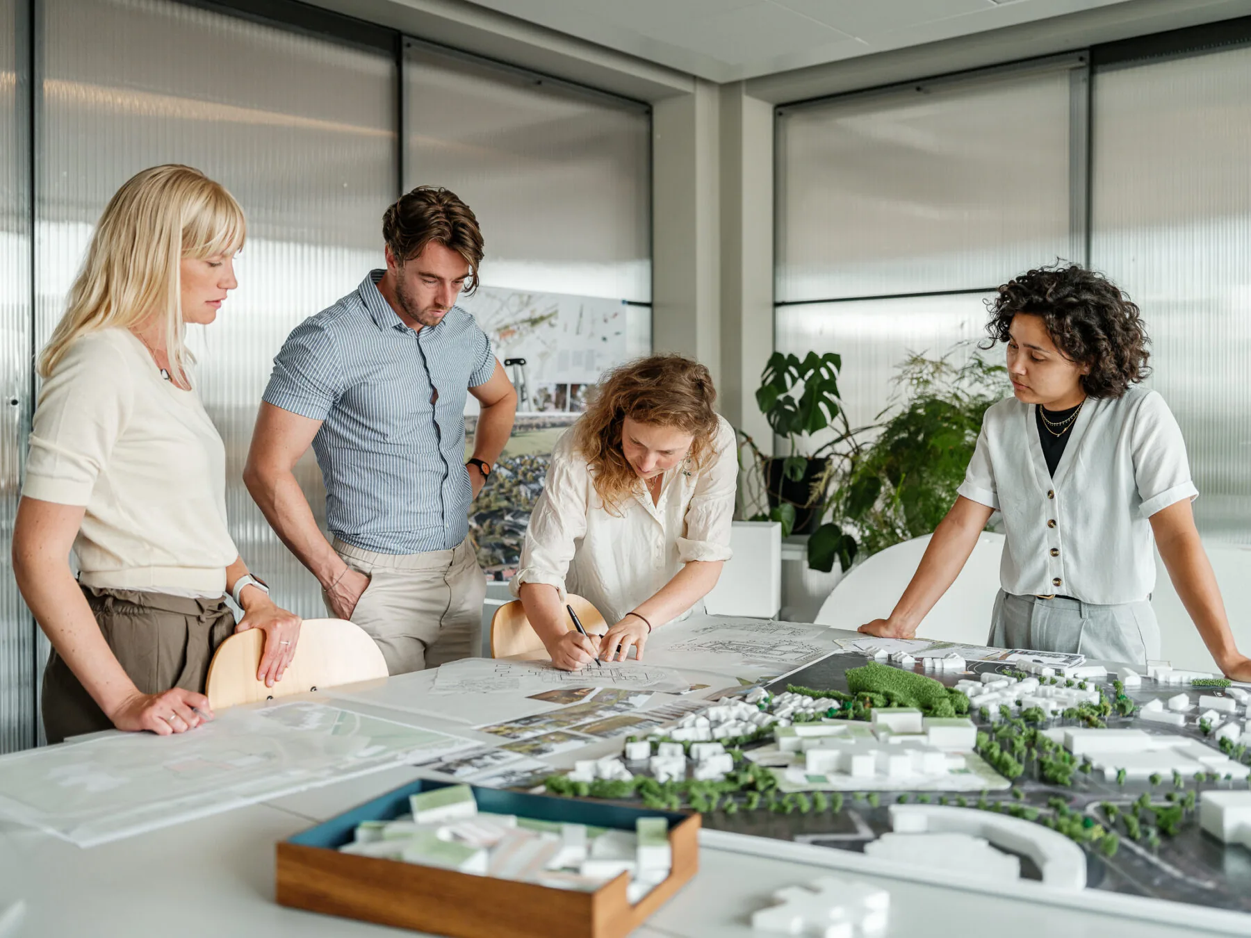 Het team van Echo Urban Design overlegt rond een maquette