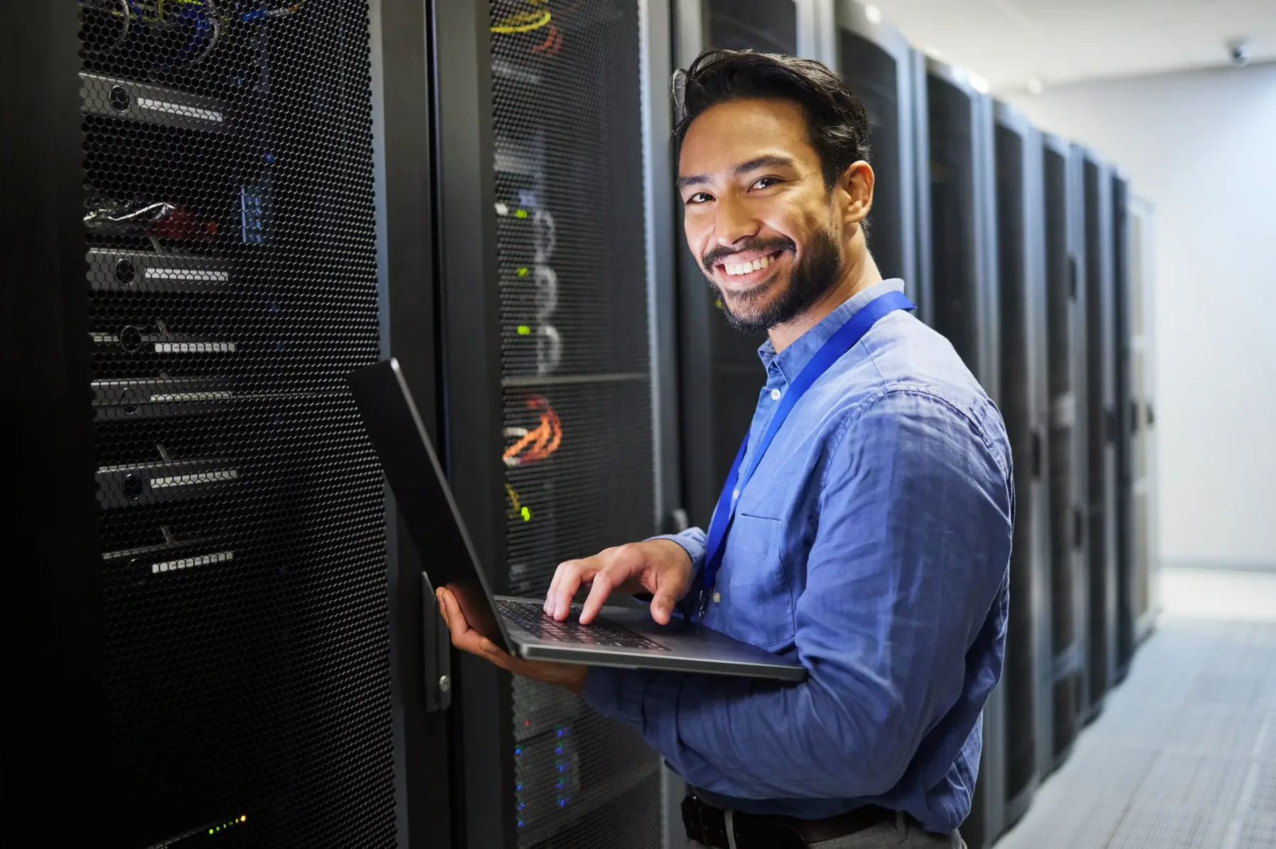 Engineer met laptop in een beveiligde serverruimte