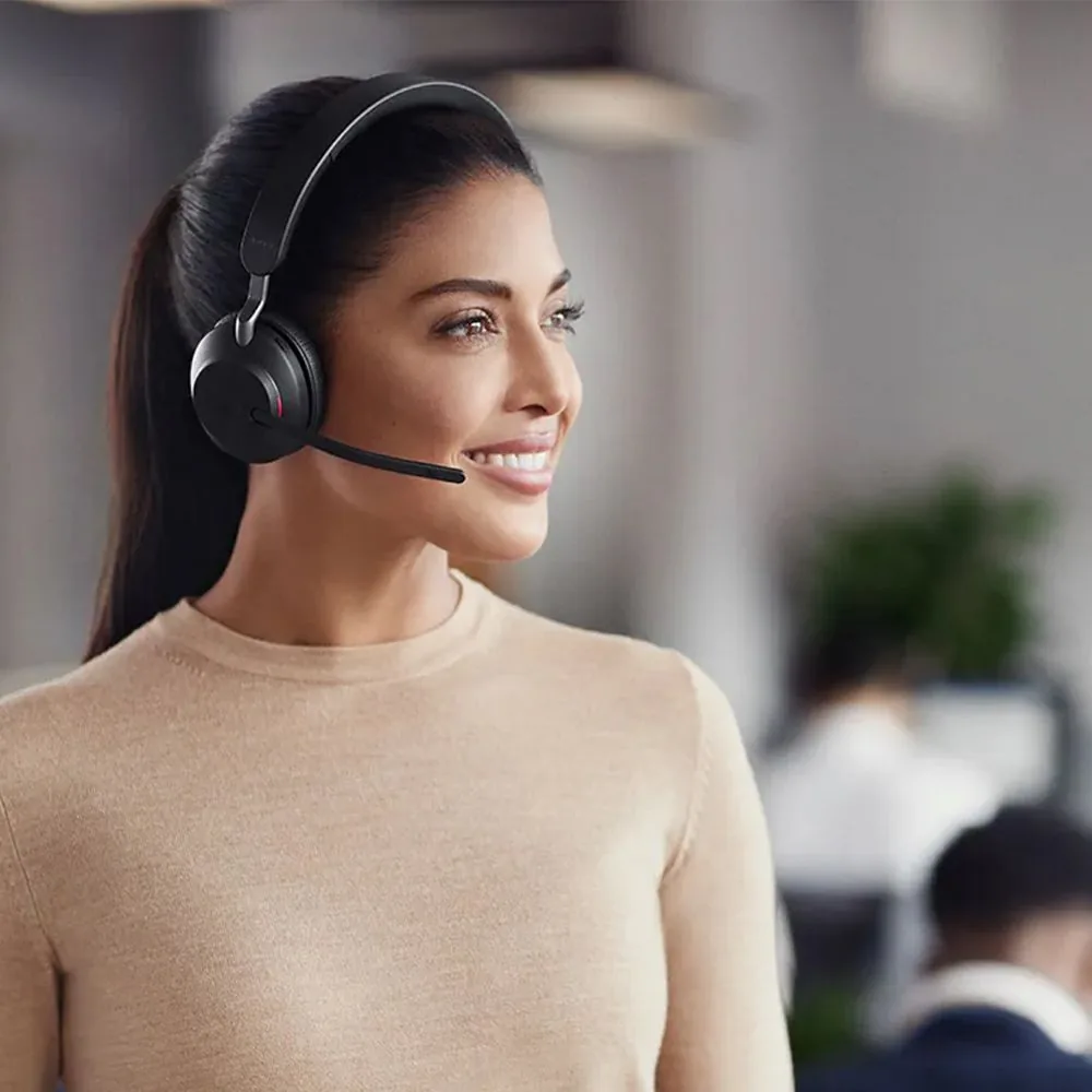 Medewerker met headset helpt klanten vriendelijk verder