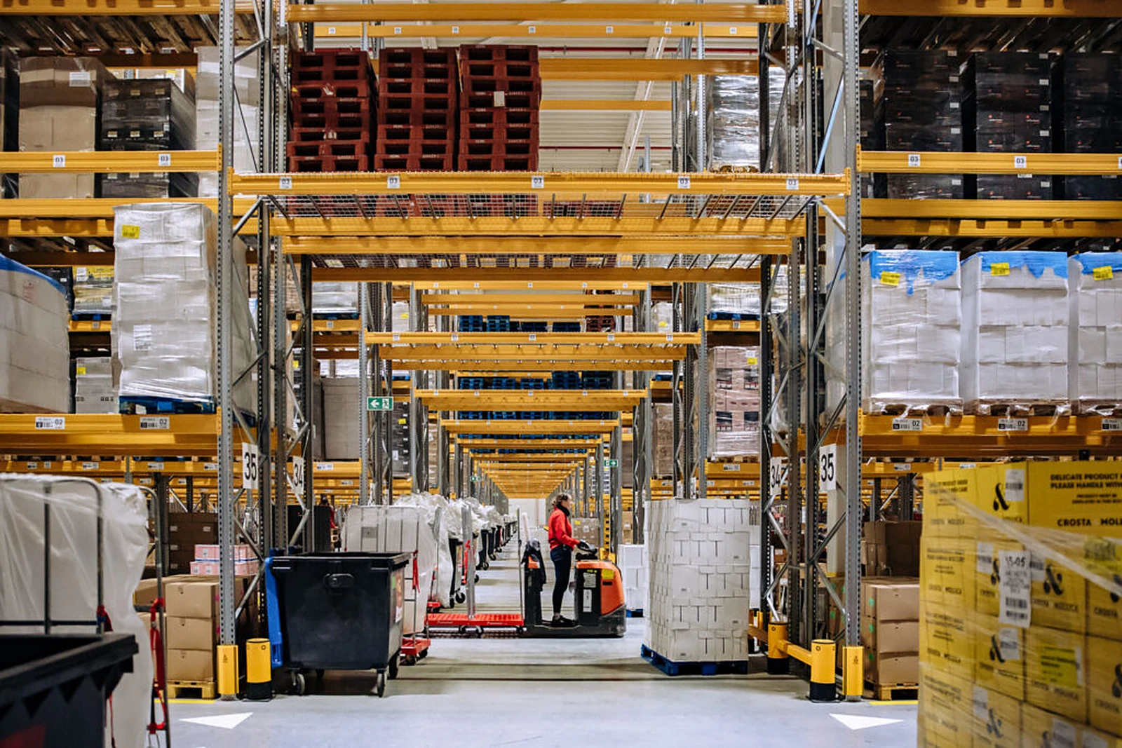 Magazijn met stellingen en een orderpicker