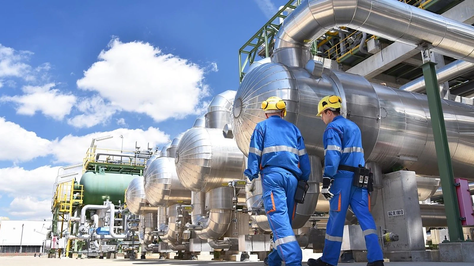 Twee technici bij een industriële installatie