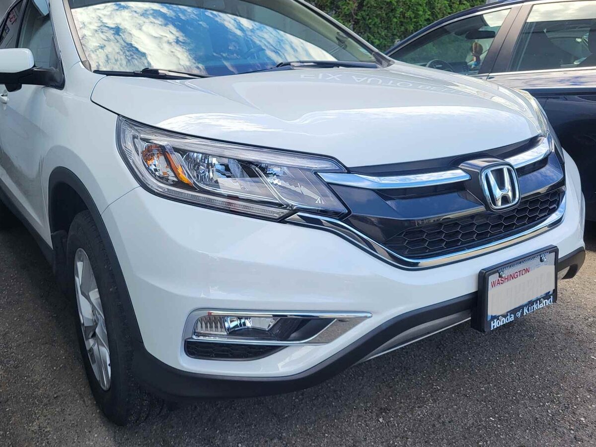 The same CR-V after repair, a new fender fitted, the door line restored and the bumper corner reseated