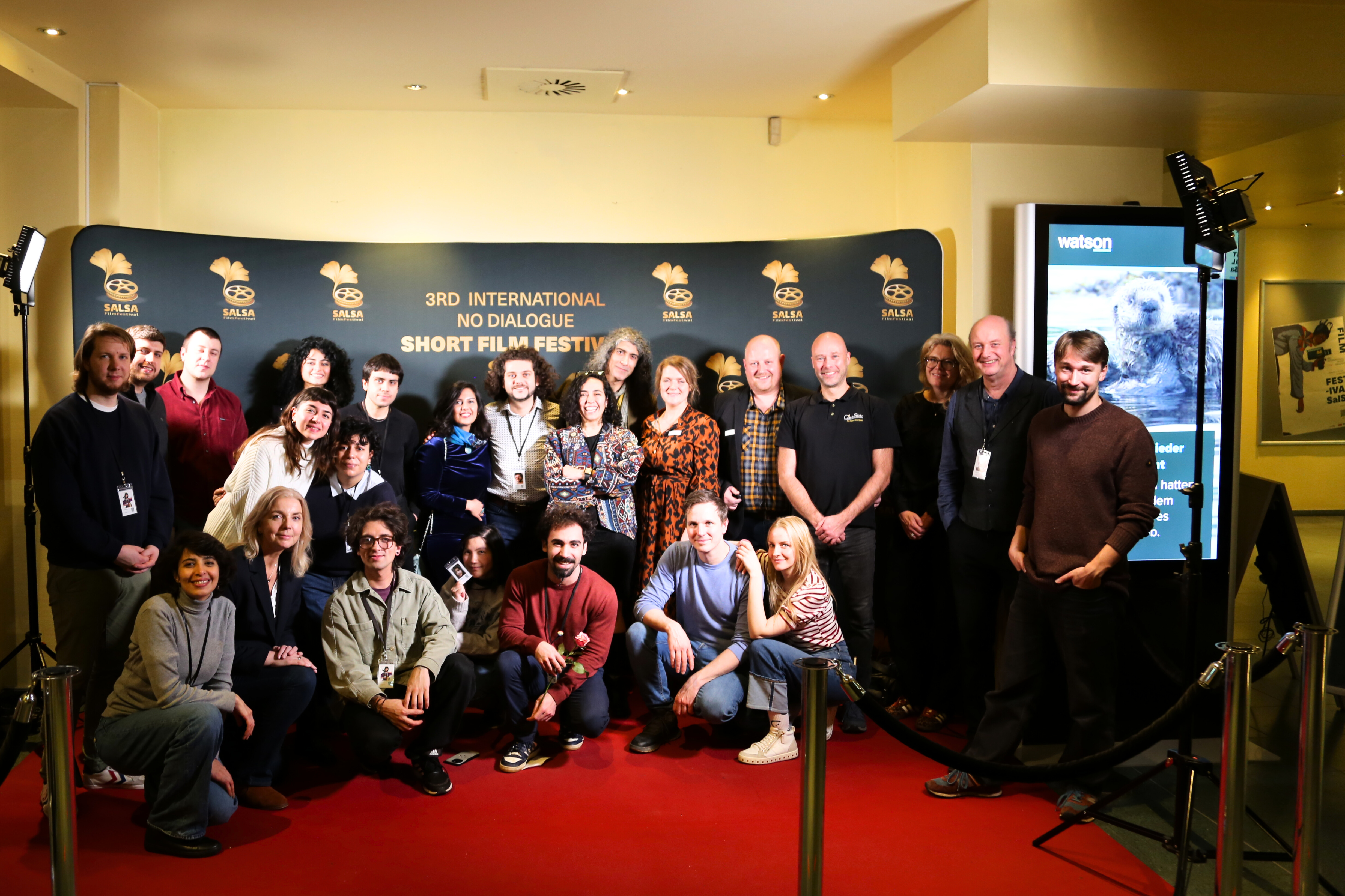 Gruppenfoto von Team, Jury und Gästen vor der SalSa-Fotowand auf dem roten Teppich