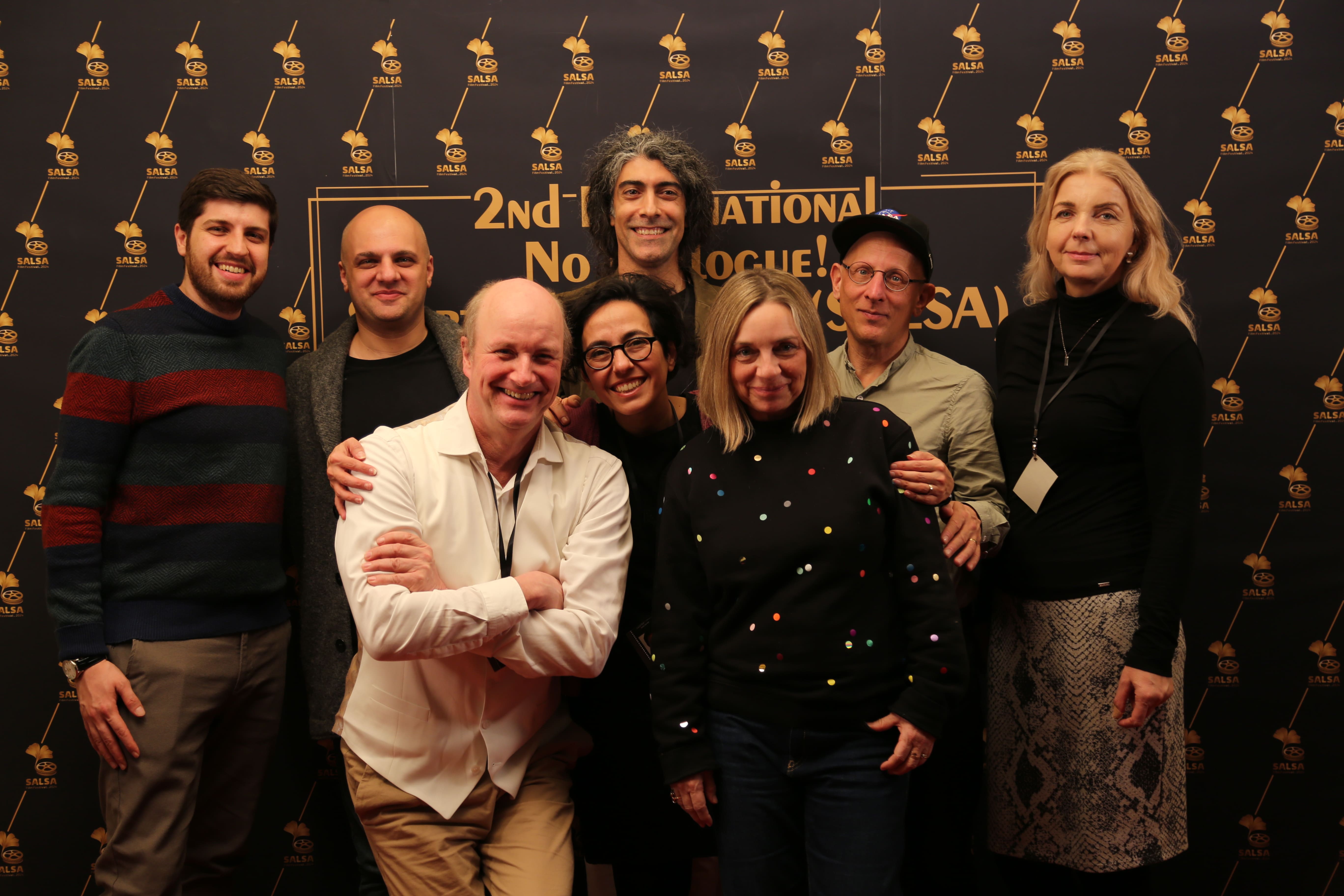 Gruppenfoto von Jury und Team vor der SalSa-Fotowand