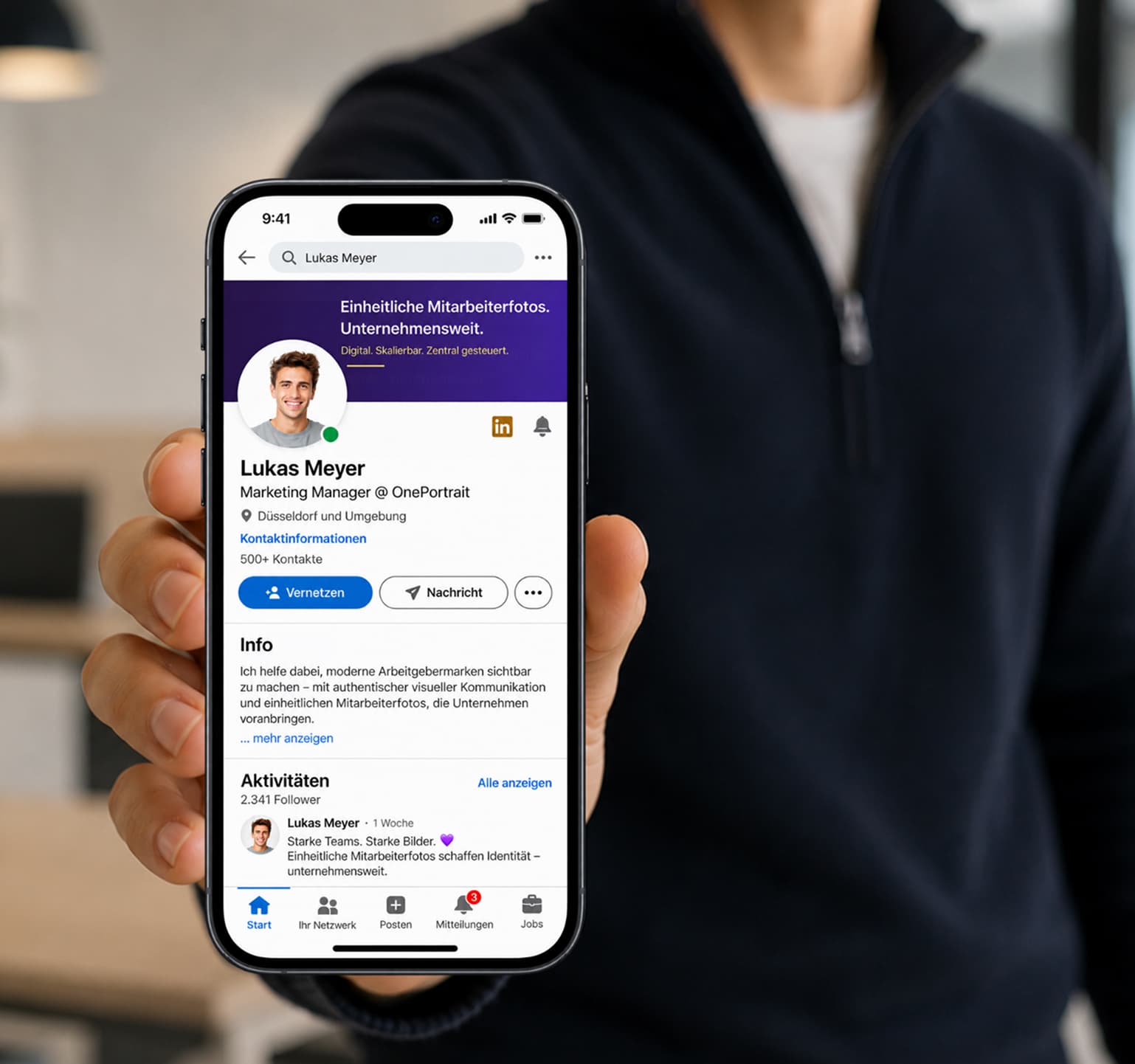 Eine Nahaufnahme eines Handys mit geöffnetem LinkedIn Profil.