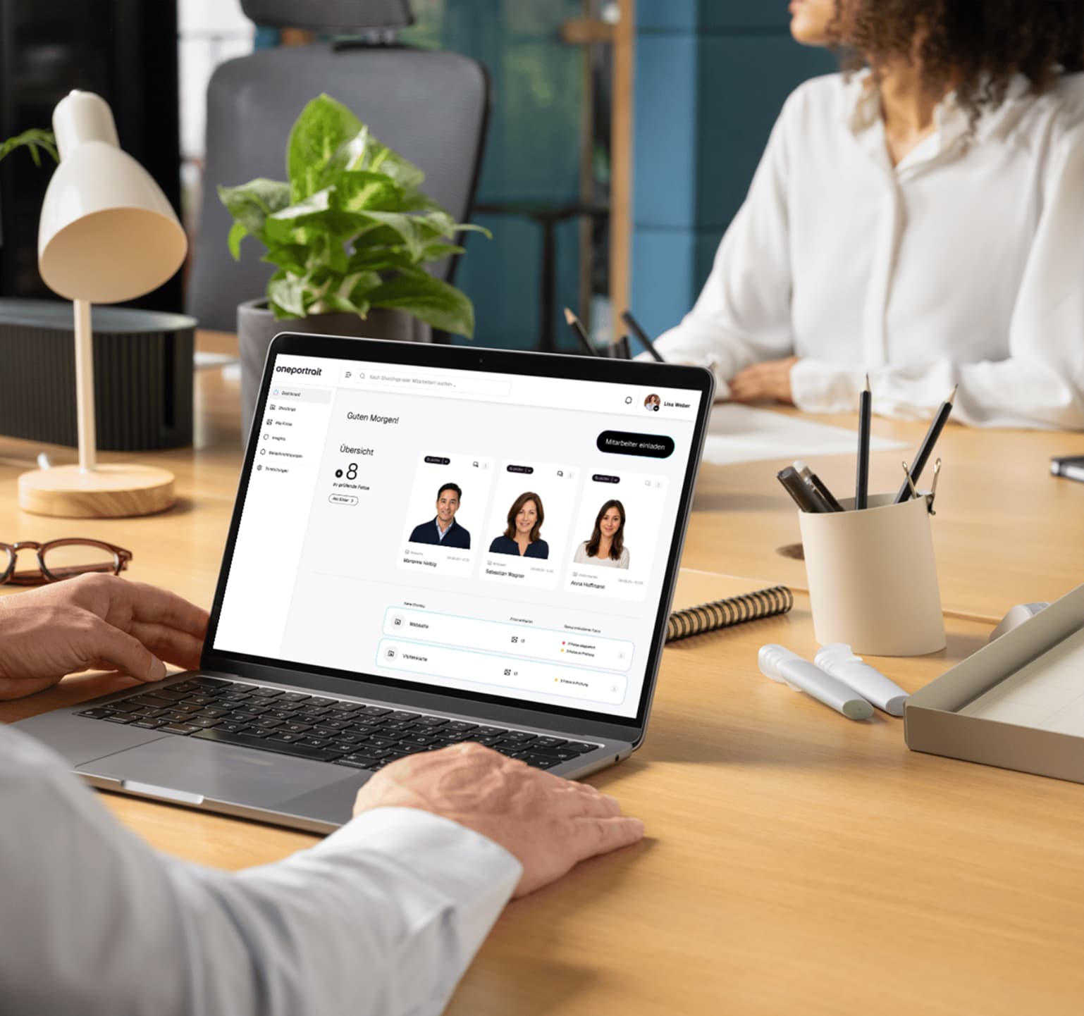 Eine Nahaufnahme eines Laptops, auf dem das Dashboard von OnePortrait zu sehen ist.