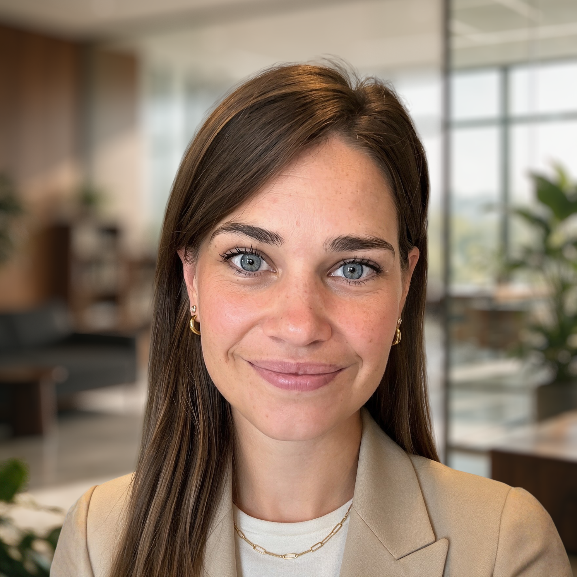 Ein Bild einer Frau, welches sie mithilfe von OnePortrait aufgenommen hat, nach der der Optimierung mit KI.