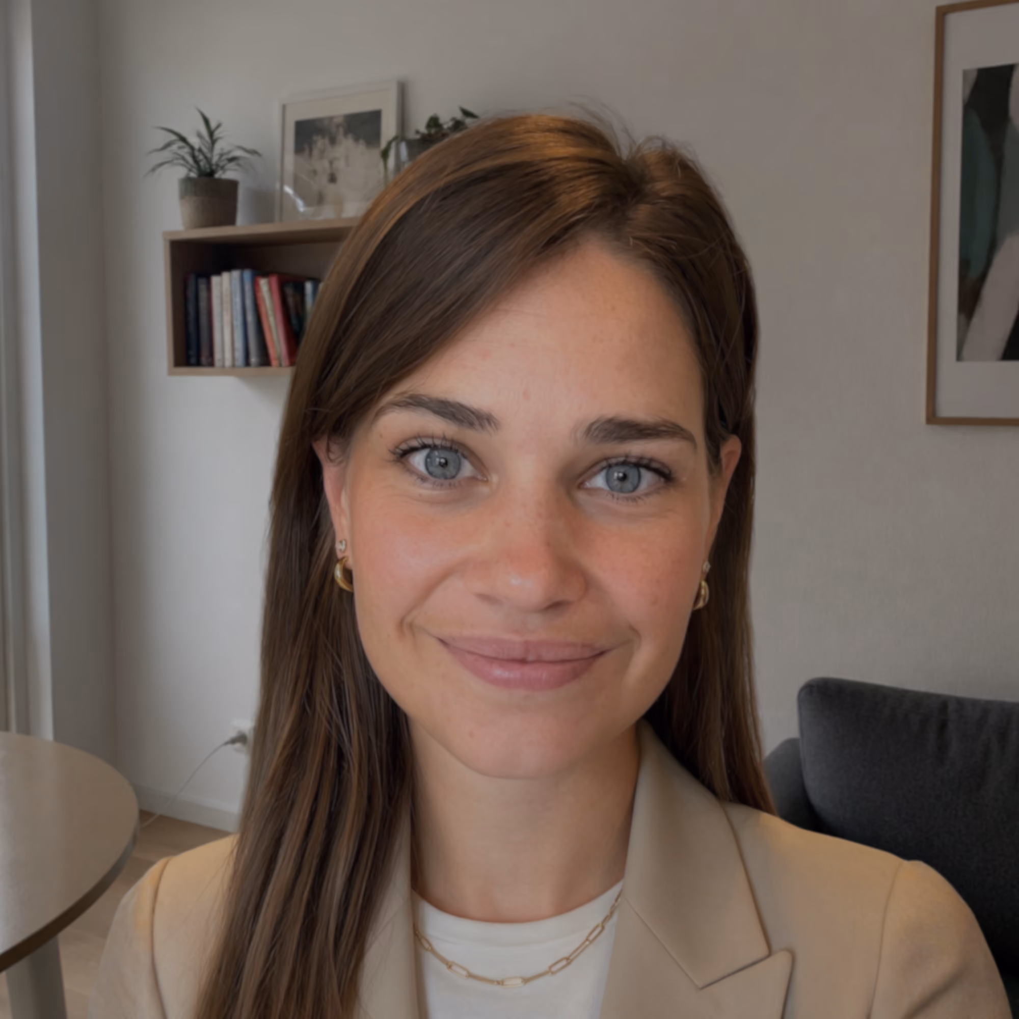 Ein Bild einer Frau, welches sie mithilfe von OnePortrait aufgenommen hat, vor der der Optimierung mit KI.