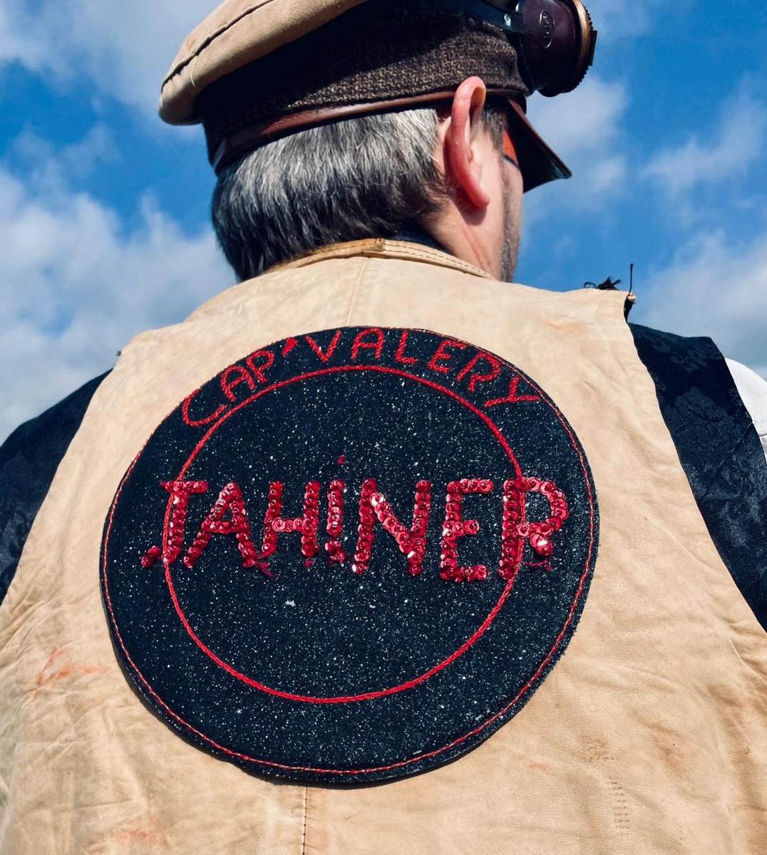 Dos d'un sonneur en costume traditionnel