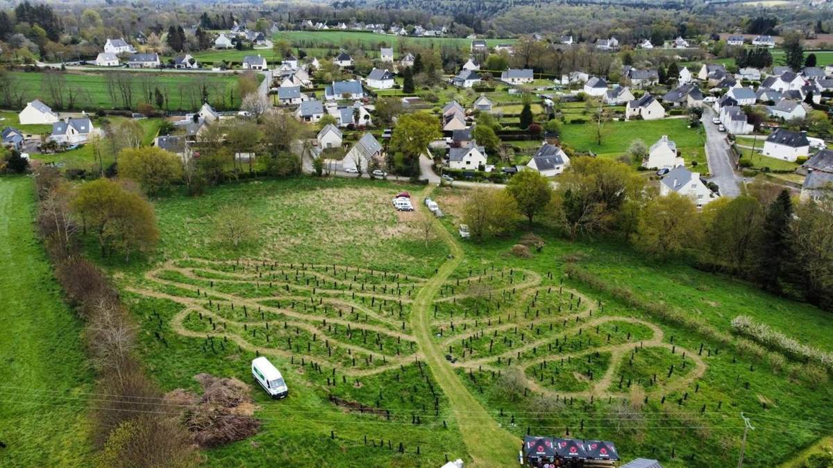 Vue aérienne de la parcelle et du bourg de Tréméven