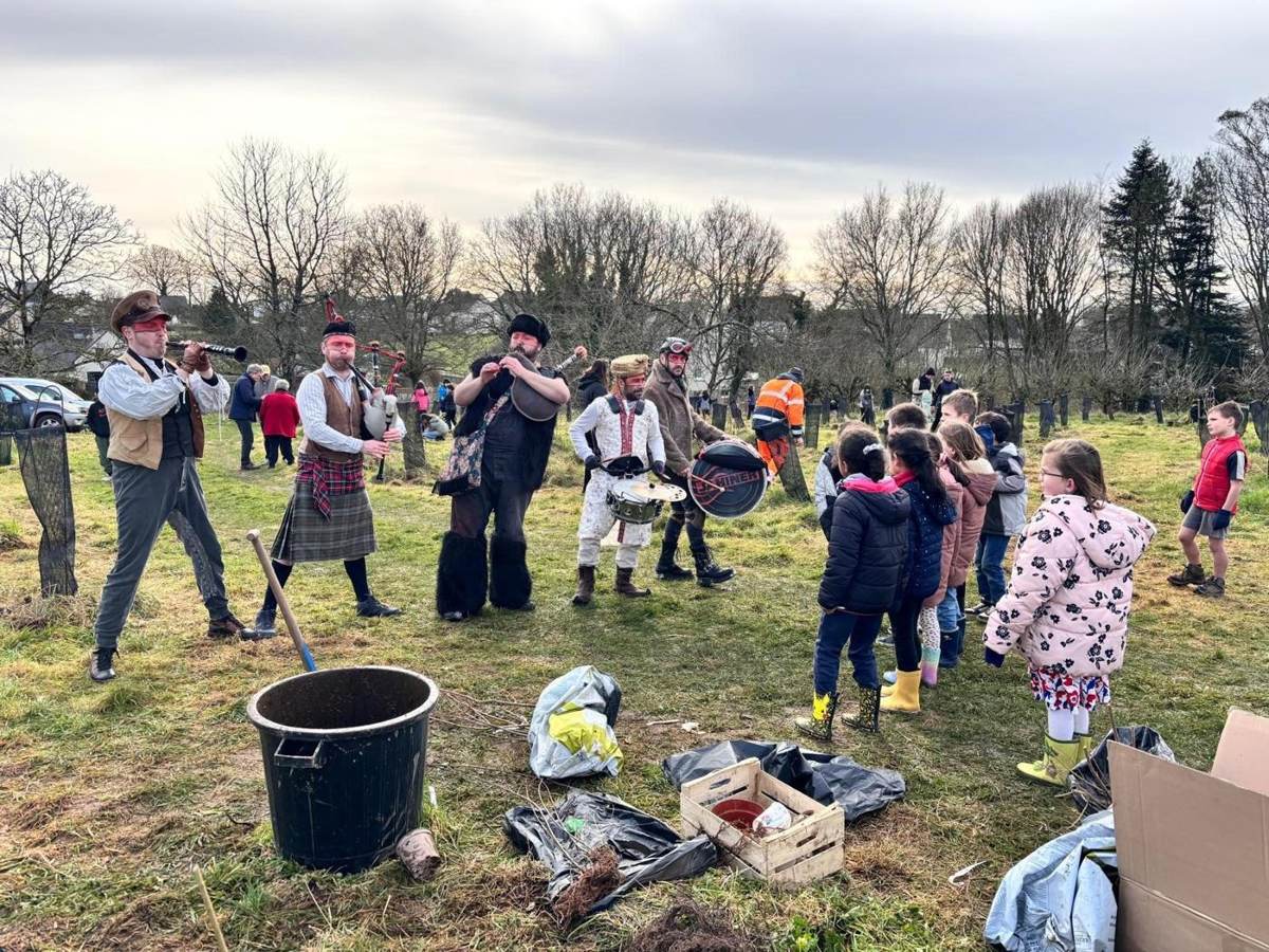 Chantier de plantation à Tréméven, avec une classe et le bagad