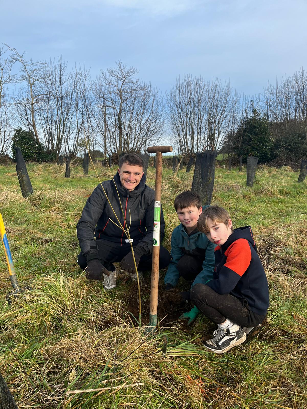 Nicolas Gestin plante un arbre avec des élèves à Tréméven