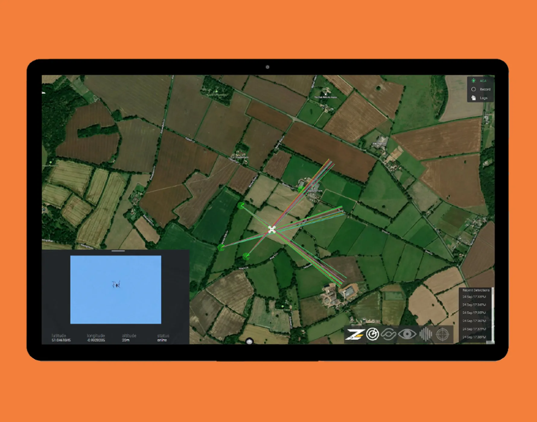 タブレット画面に農地の衛星地図が表示されており、中心点から複数の緑と赤の線が放射状に伸びている。左下に青空を背景にしたドローンのライブ映像が表示されている。画面右下に各種アイコンと最近の検知記録が並ぶ。画面は農地のモニタリングやドローン監視を示している。
