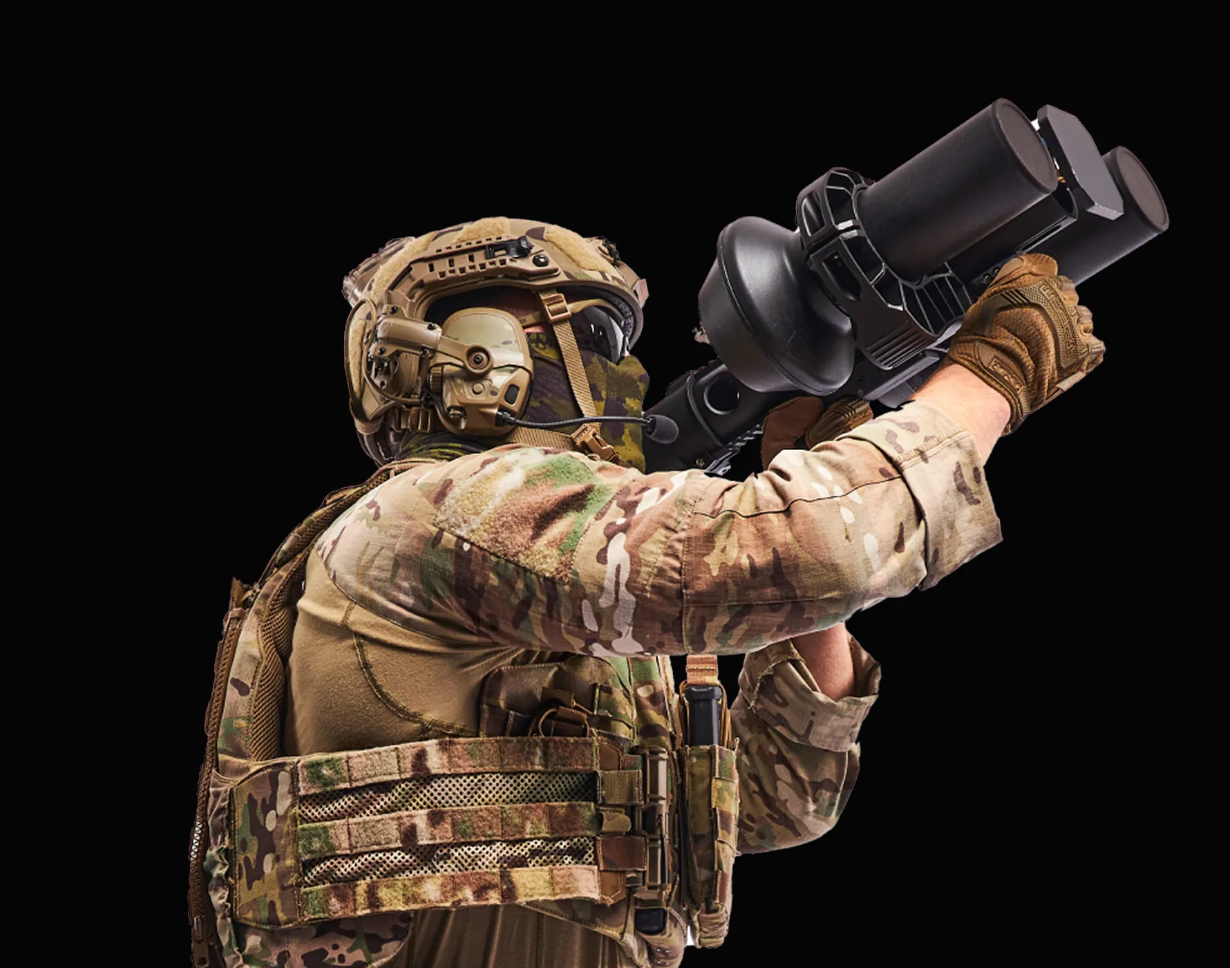 迷彩服を着てヘルメットと通信機を装着した兵士が、肩に大型武器を構えている。