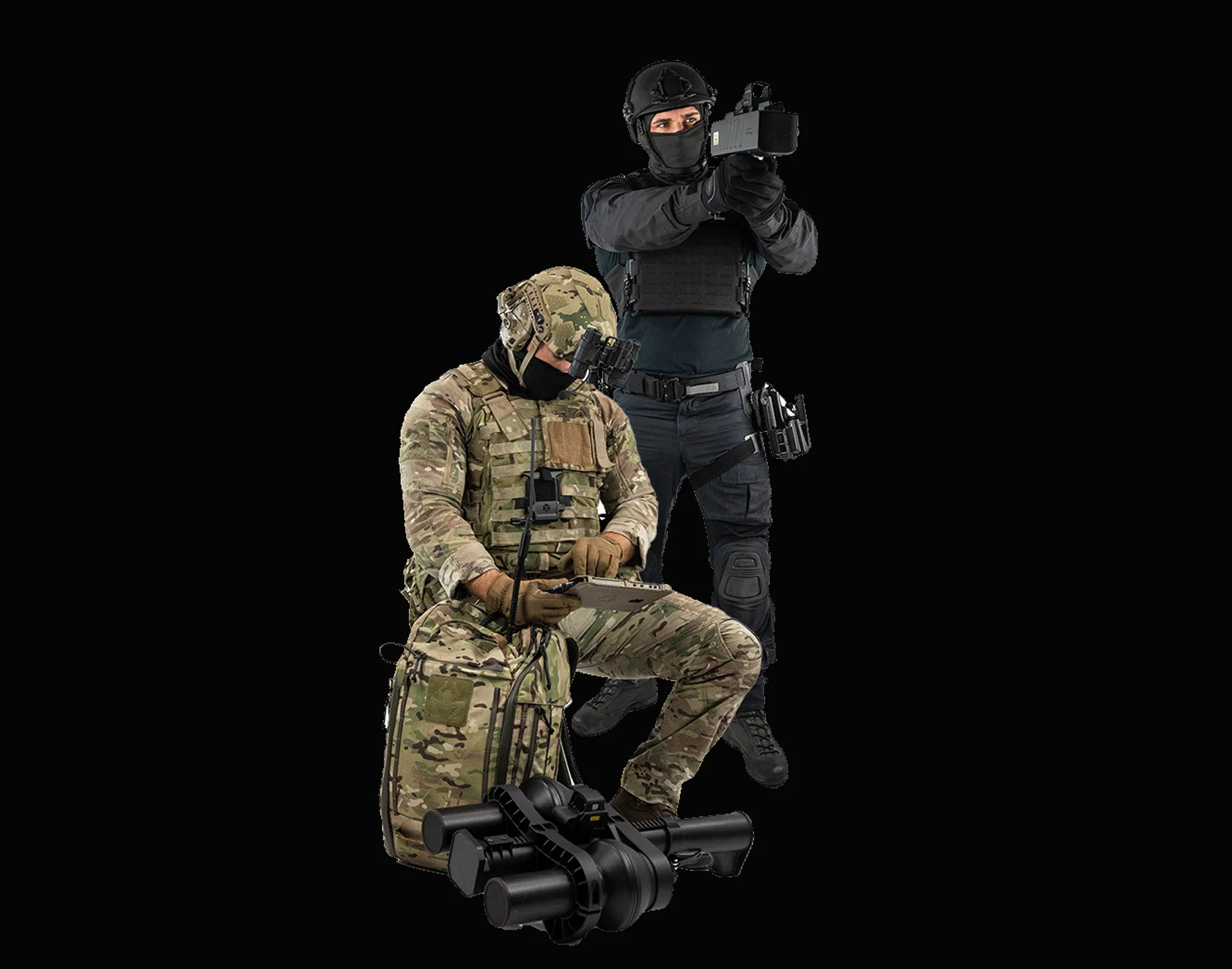 戦闘服を着て装備を携えた2人の兵士。1人は迷彩服とヘルメットを着用し、端末で操作している。もう1人は黒い戦闘服姿で、前方を向いて光学機器を構えている。前に小型の4輪型無人ロボットが置かれている。
