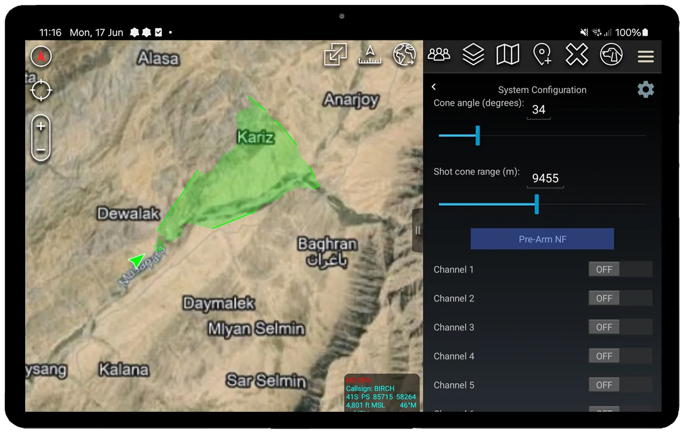 タブレット画面に地形図が表示され、Dewalak、Kariz、Anarjoy、Baghranなどの地名が見える。緑色の三角形とその周囲に拡がる緑色の円錐状の範囲がKarizの上に重なっている。画面右側には「System Configuration」という設定パネルがあり、角度34度、射程9455メートルのスライダーが表示され、複数のチャネルのオンオフ切替ボタンがある。