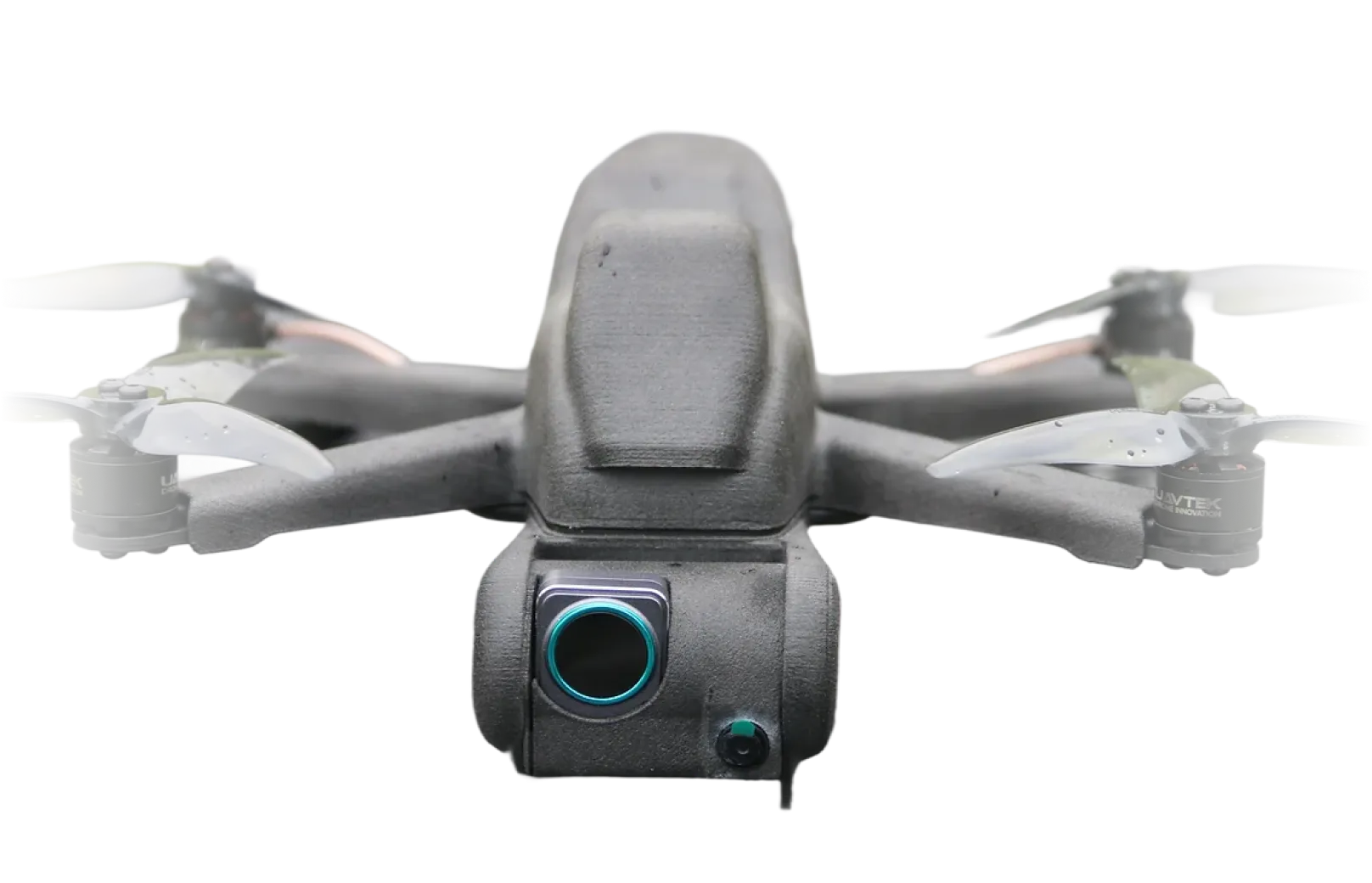 黒いカメラを前面に搭載したクアッドローター型ドローンの正面ビュー。