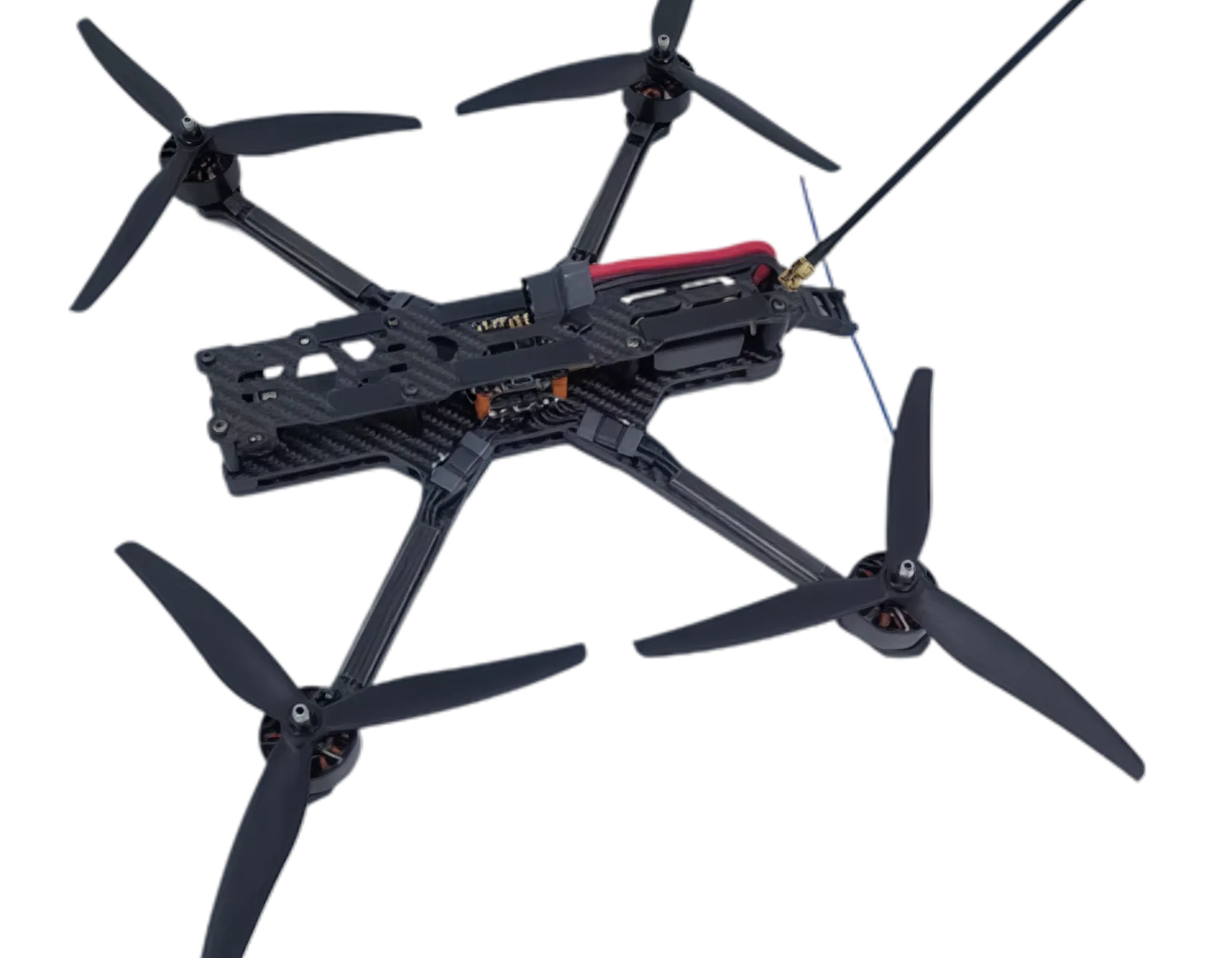 黒色のカーボンファイバー製フレームに4つのプロペラを持つドローン。各プロペラは3枚羽根で、アンテナがひとつ伸びている。