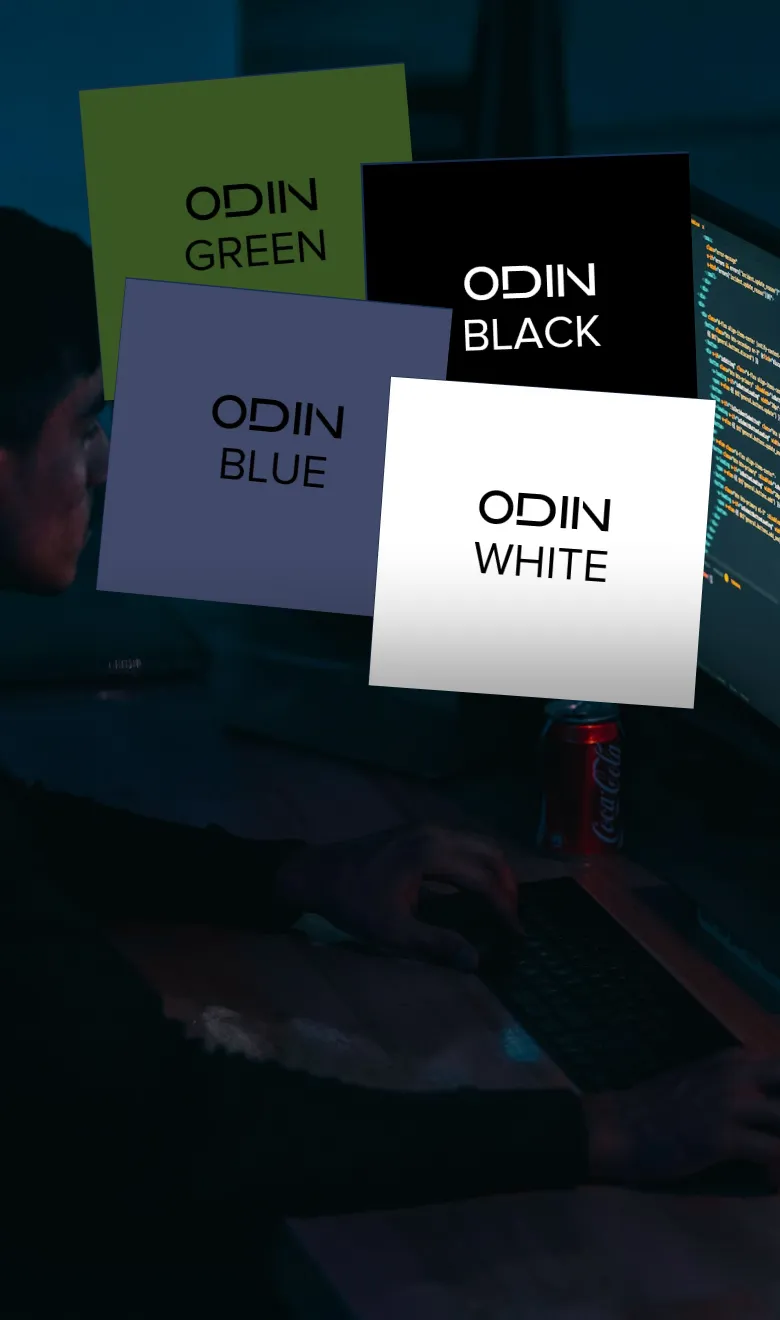 暗い部屋でキーボードを打つ人物の前に、ODIINのロゴが付いた緑、黒、青、白の4色の正方形が重なって表示されている。背景にはコードが表示されたモニターとコカ・コーラの缶が見える。