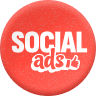 Bouton rouge rond avec texte blanc "SOCIAL ads" en majuscules, le mot "ads" est en minuscules avec une flèche sous-texte faisant référence à la publicité sociale.