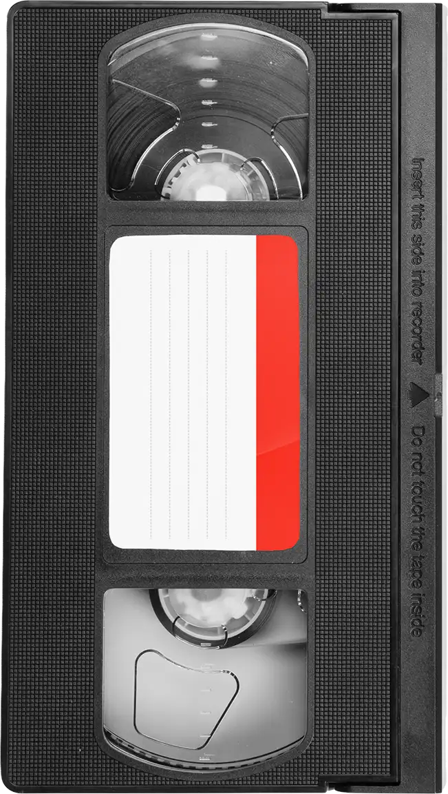 Cassette VHS noire avec une étiquette blanche et rouge pour l'écriture, montrant les bobines de bande magnétique à travers des fenêtres transparentes.
