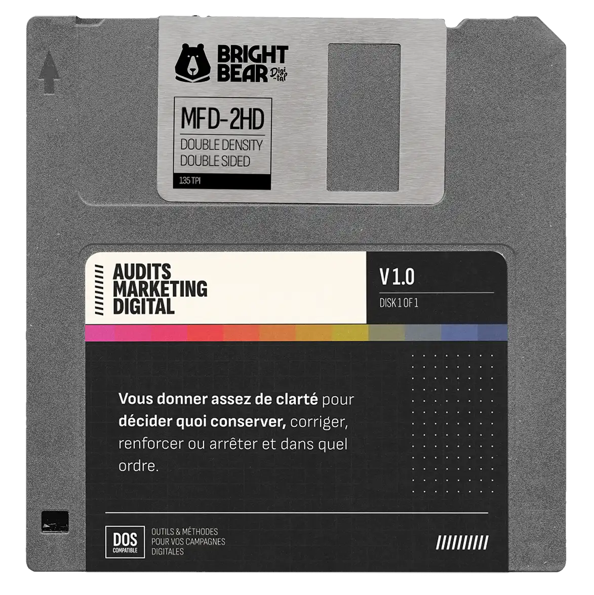 Une disquette grise vintage avec étiquette indiquant 'Bright Bear Digital', 'MFD-2HD Double Density Double Sided 1.35 TPI', et 'Audits Marketing Digital V1.0 Disk 1 of 1'. L'étiquette inclut un message en français indiquant qu'elle offre assez de clarté pour décider quoi conserver, corriger, renforcer ou arrêter, avec une barre colorée et motif de points blancs. Compatible DOS, outils et méthodes pour campagnes digitales.