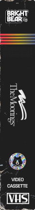 Logo Bright Bear TV en haut, suivi d'un dégradé de lignes horizontales colorées, puis du logo The Moorings avec une vague stylisée, et en bas un logo VHS entouré du texte 'VIDEO CASSETTE'.