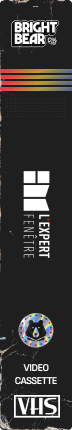 Étiquette verticale avec le logo Bright Bear en haut, une ligne multicolore horizontale, le logo et le texte L'Expert Fenêtre au centre, suivi d'un cercle avec un ours stylisé et le texte Video Cassette, sous lequel figure l'inscription VHS.