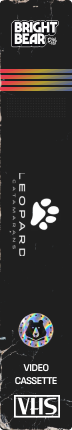 Image verticale d'une jaquette de cassette VHS noire avec le logo Bright Bear en haut, une série de lignes horizontales colorées au centre, le logo Leopard Catamarans avec une empreinte de patte en blanc, une icône de cassette vidéo colorée, et le texte 'VIDEO CASSETTE VHS' en bas.