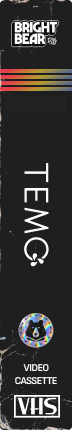 Image verticale avec fond noir montrant le logo Bright Bear en haut, suivie par une bande de couleurs rouge à violet horizontalement, puis le texte vertical 'TEMO' avec un cœur autour de la lettre O, en bas à gauche un logo avec un ours stylisé dans un cercle contenant un motif coloré, et sous ce logo les mots 'VIDEO CASSETTE' et 'VHS' dans un encadré blanc.