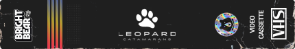 Bande noire de cassette VHS avec logos : Bright Bear, des bandes colorées, Leopard Catamarans avec empreinte de patte, icône vidéo colorée, texte Video Cassette, et logo VHS.