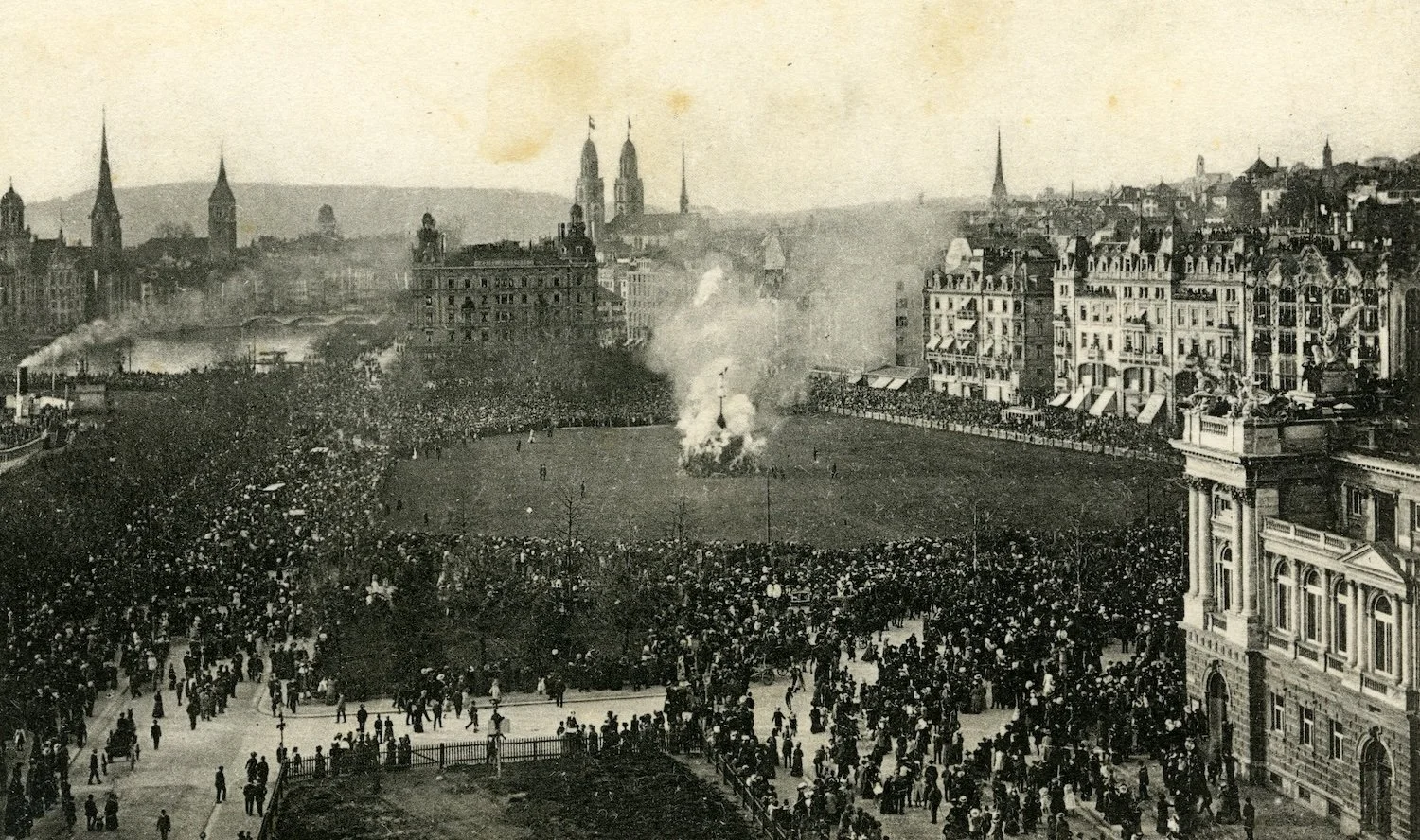 Historic photo of Sechseläuten in 1910 with crowds around the burning Böögg