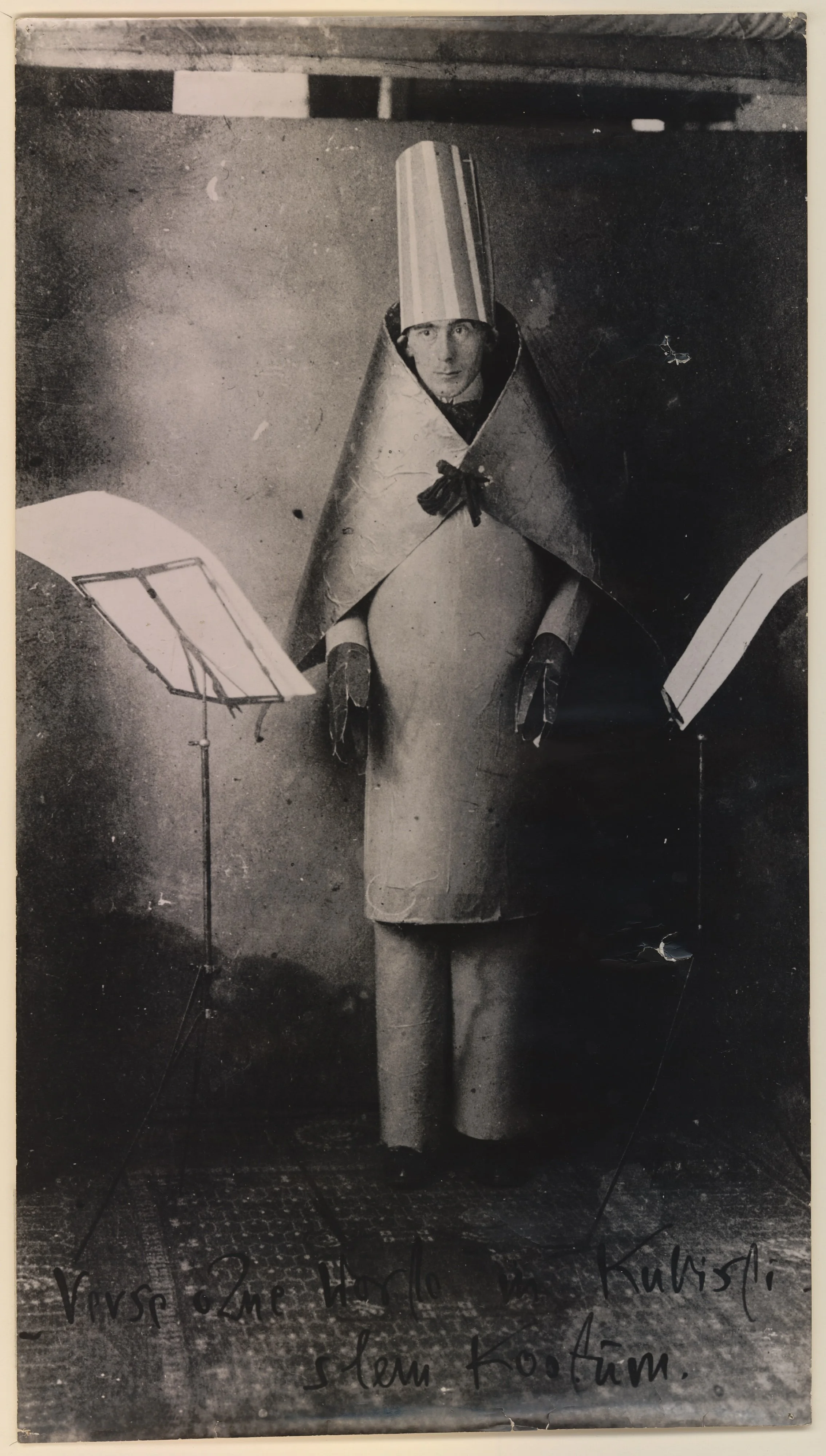 Hugo Ball im kubistischen Kostüm, 1916