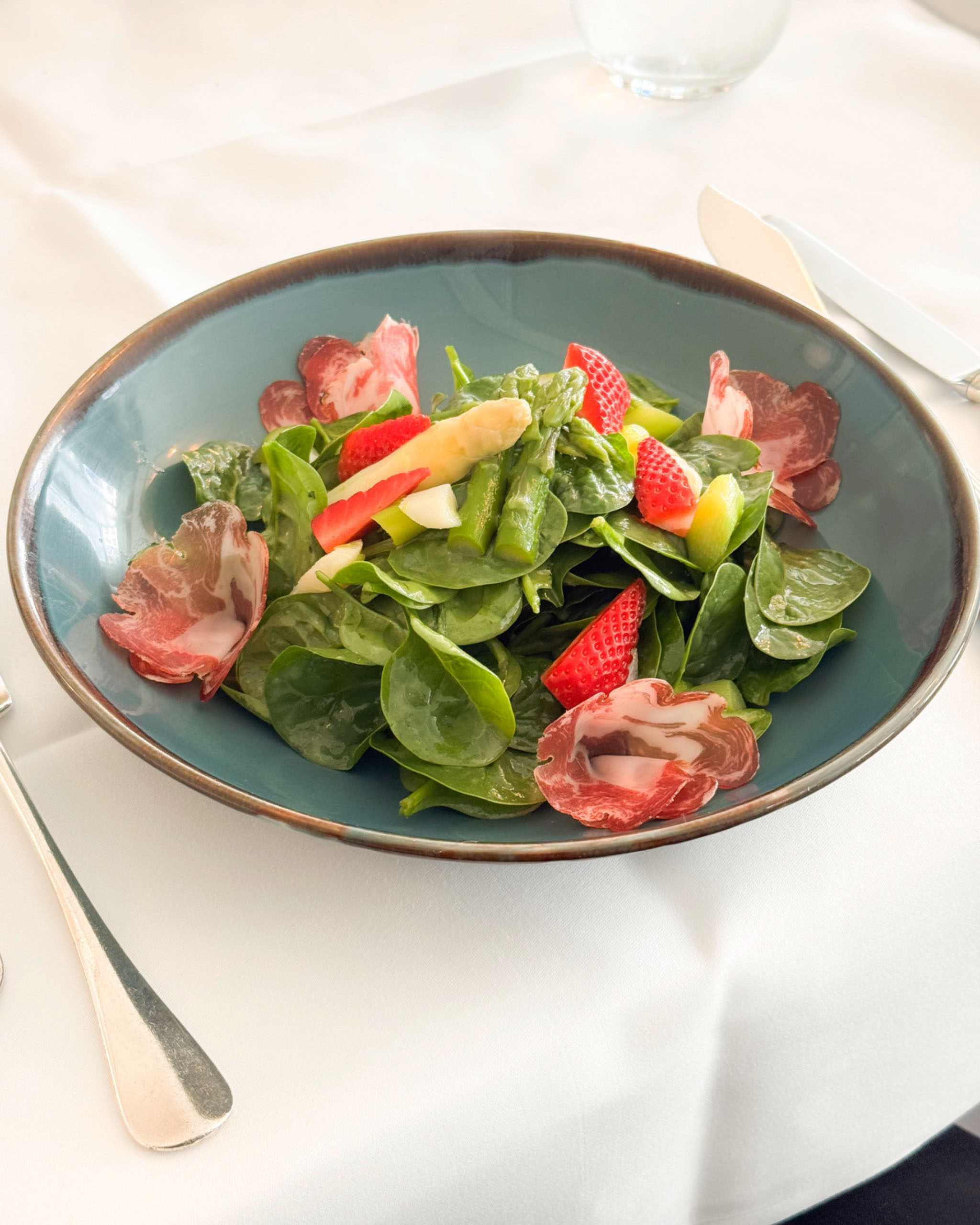 Spinatsalat mit Erdbeeren, grünem Spargel und Rohschinken