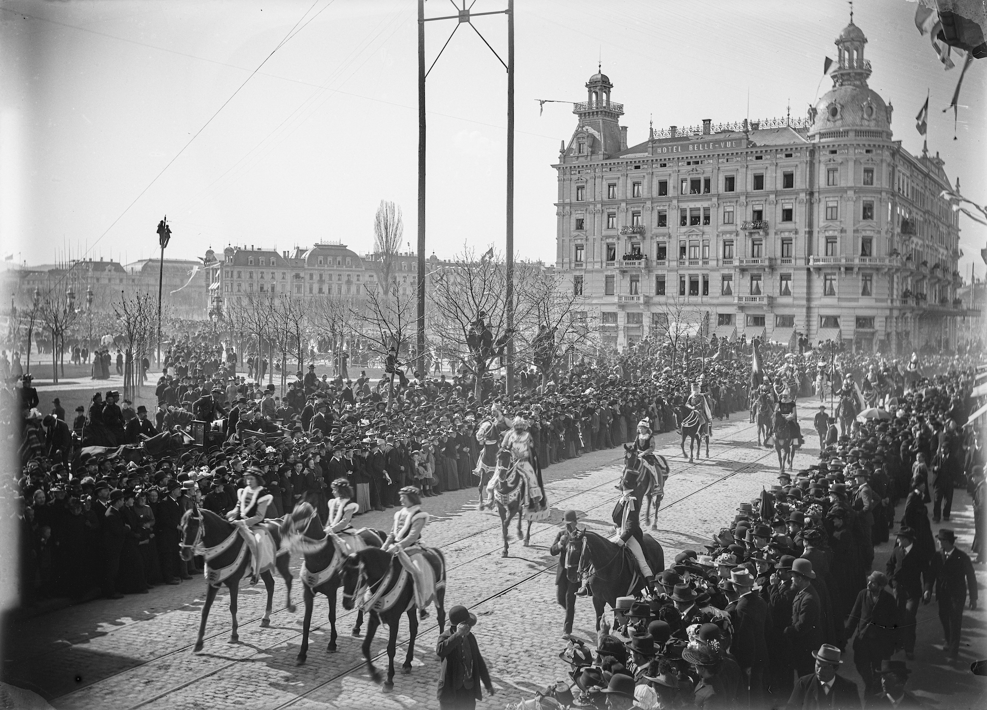 Historic photo of a guild parade in Zurich in 1891 with riders and spectators