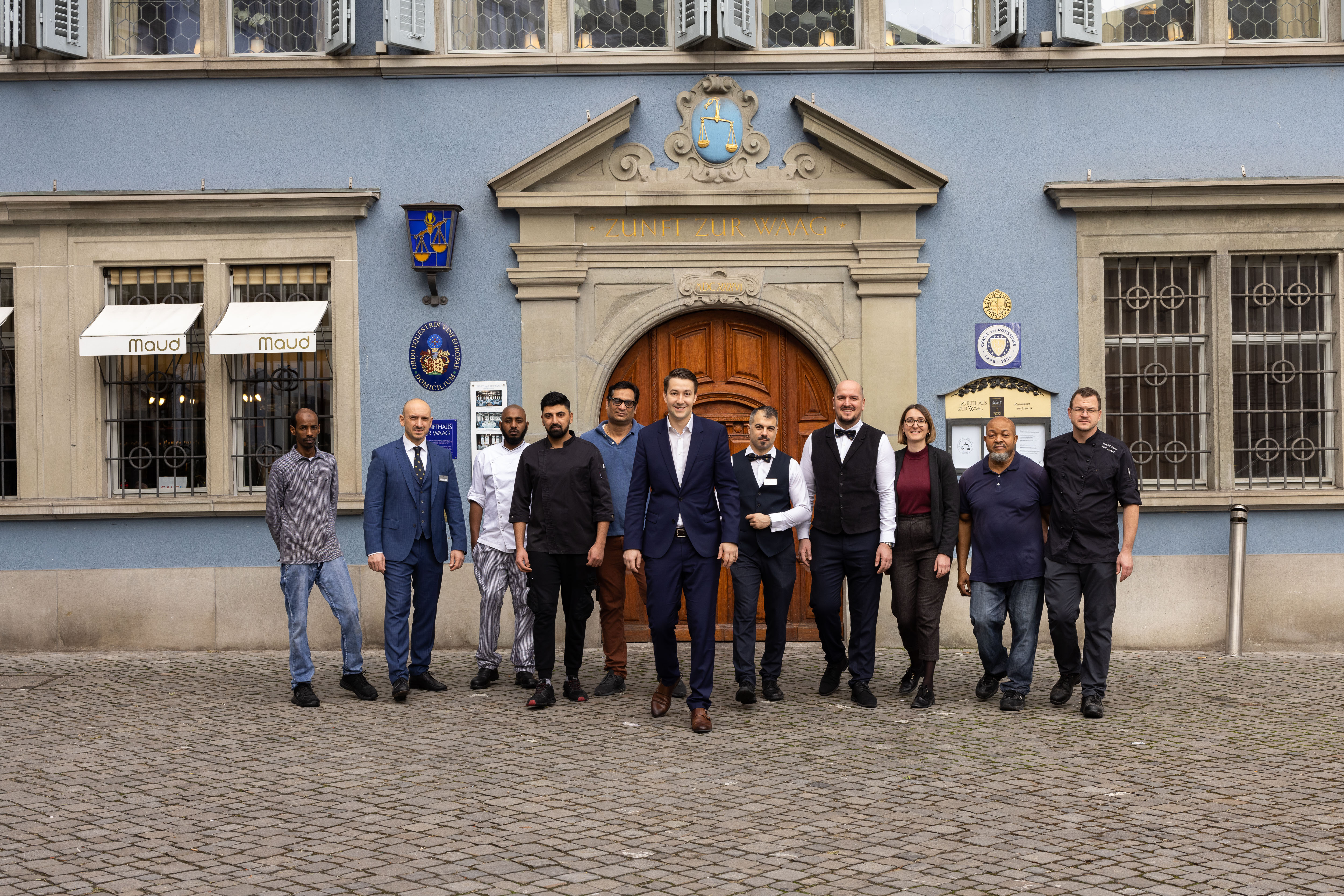 Team des Zunfthauses zur Waag vor dem Eingang am Münsterhof