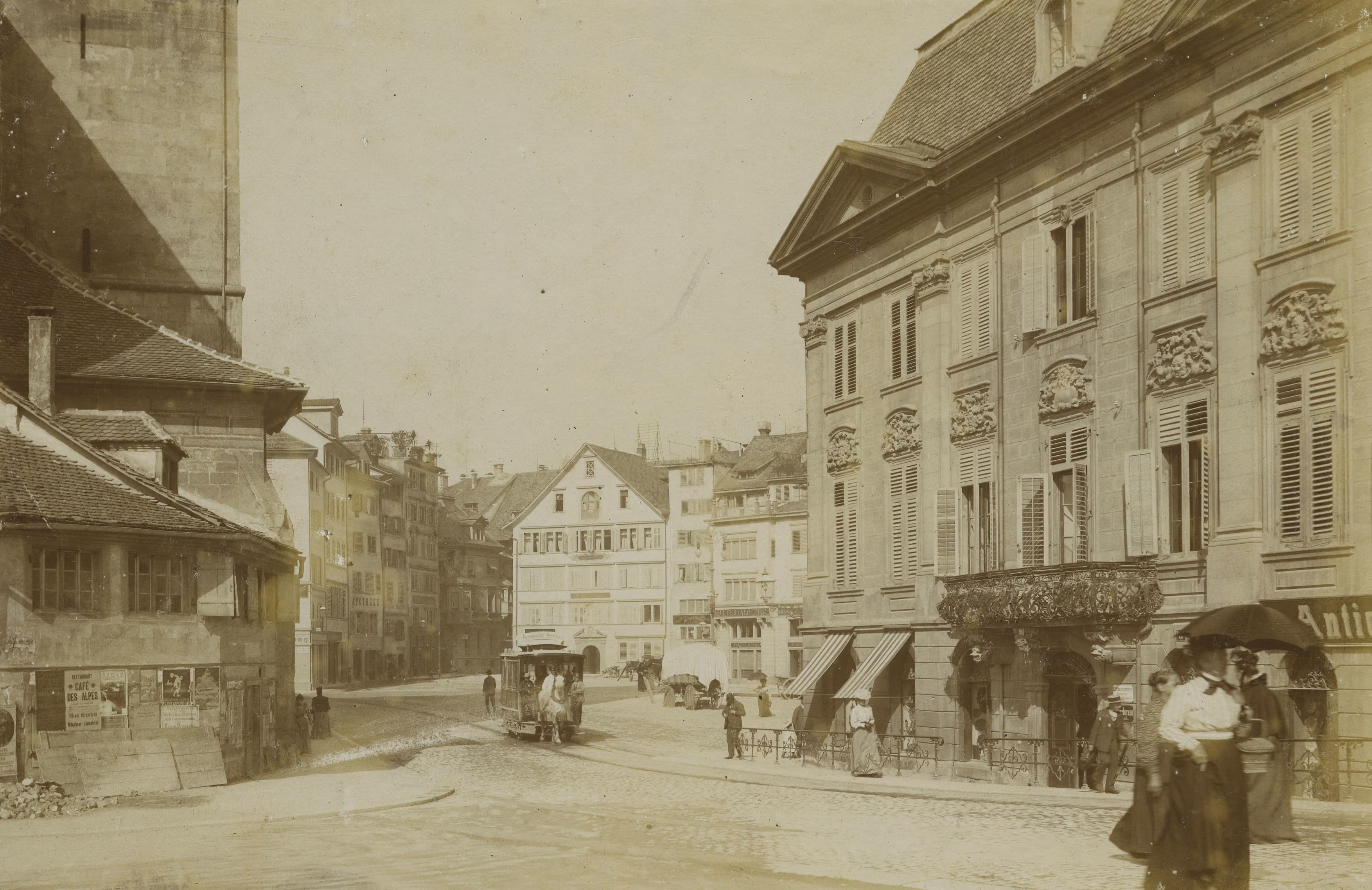 Historische Strassenszene in der Zürcher Altstadt mit Pferdetram, Passanten und barockem Gebäude