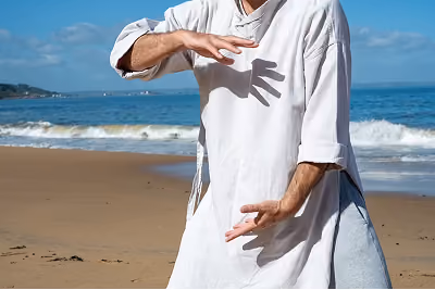 Les mains de Gilles Le Picard en mouvement de Qi Gong, au bord de la mer