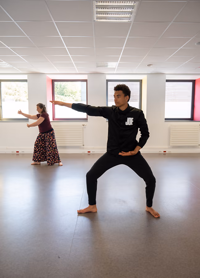 Deux élèves pratiquent le Qi Gong lors d'un cours à Lannion