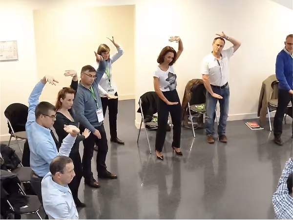 Salariés pratiquant un mouvement de Qi Gong lors d'une séance en entreprise