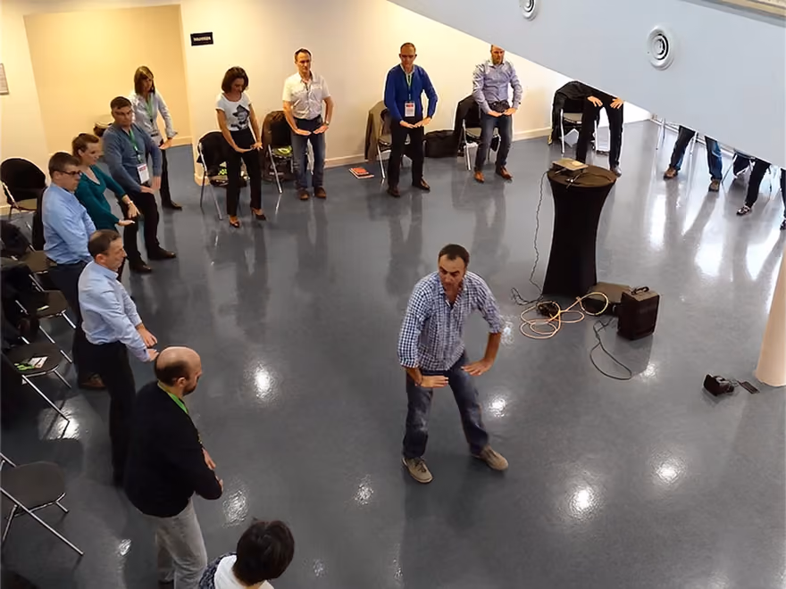 Gilles Le Picard anime une séance de Qi Gong pour une équipe en entreprise