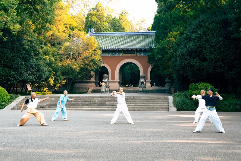 Groupe de pratiquants de Qi Gong devant un temple chinois