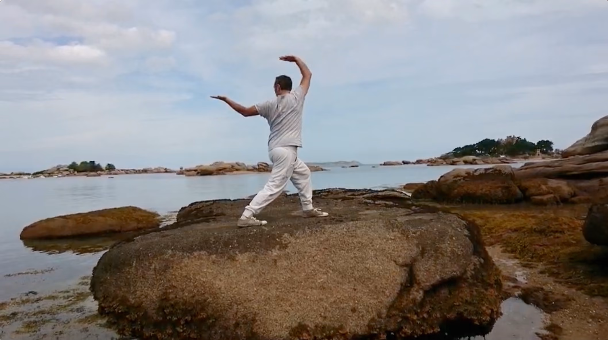 Vidéo : démonstration de Qi Gong par Gilles Le Picard sur les rochers de la côte bretonne