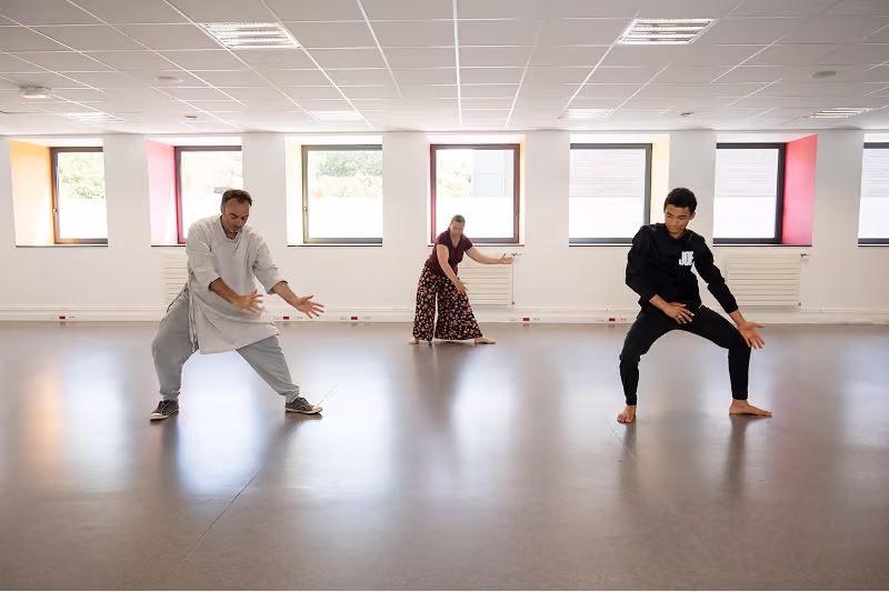 Cours de Qi Gong en salle avec Gilles Le Picard et deux élèves