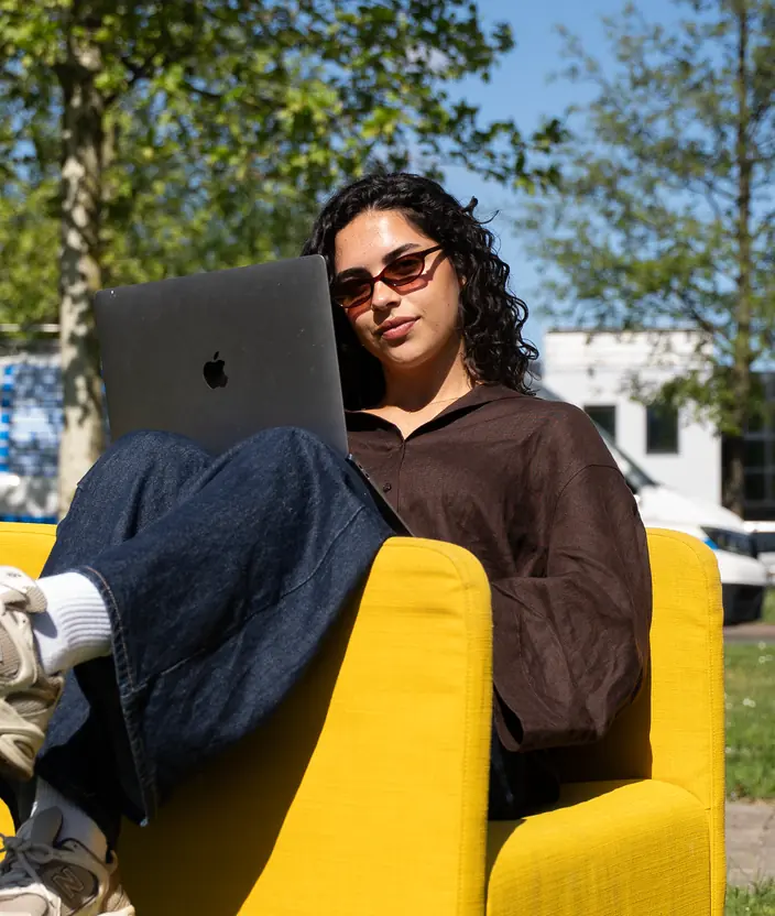 Izara van Pro Contact